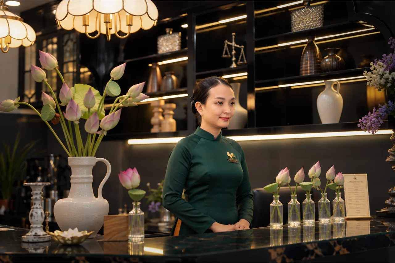 Lễ tân Ginkgo trong áo dài xanh