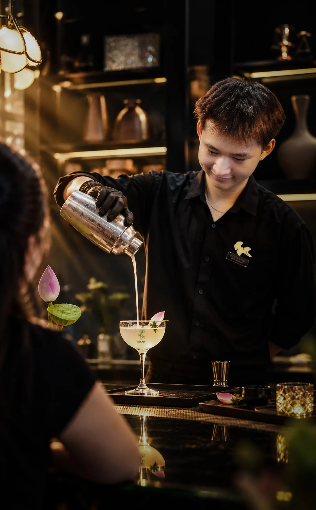 Pha chế phục vụ đồ uống cho khách