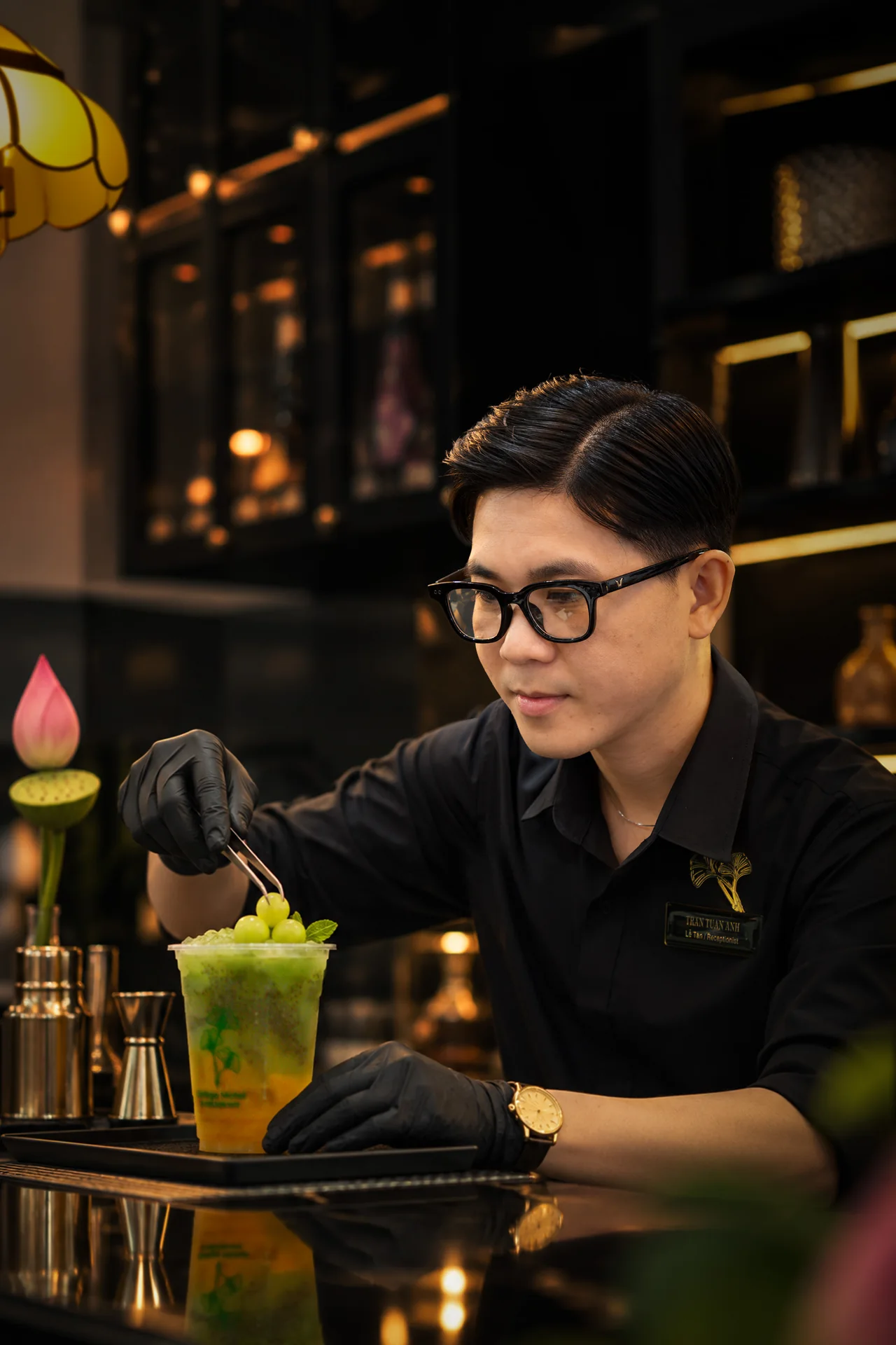 Nhân viên pha chế đồ uống tại quầy bar