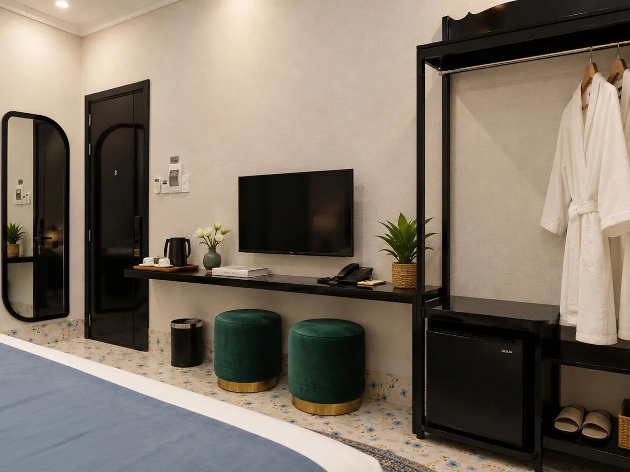 Bàn, TV và tủ treo áo trong Double Bed Room