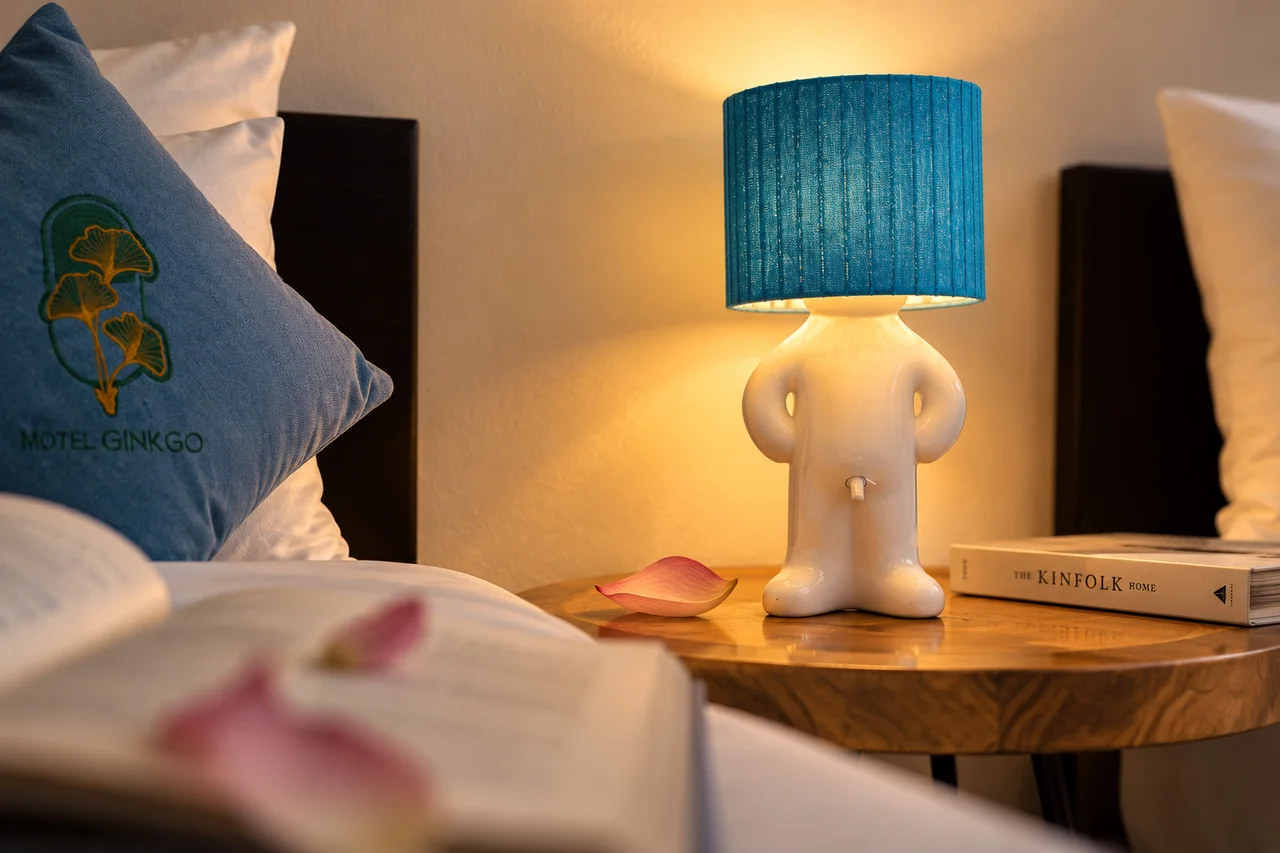 Đèn ngủ xanh bên giường Double Bed Room
