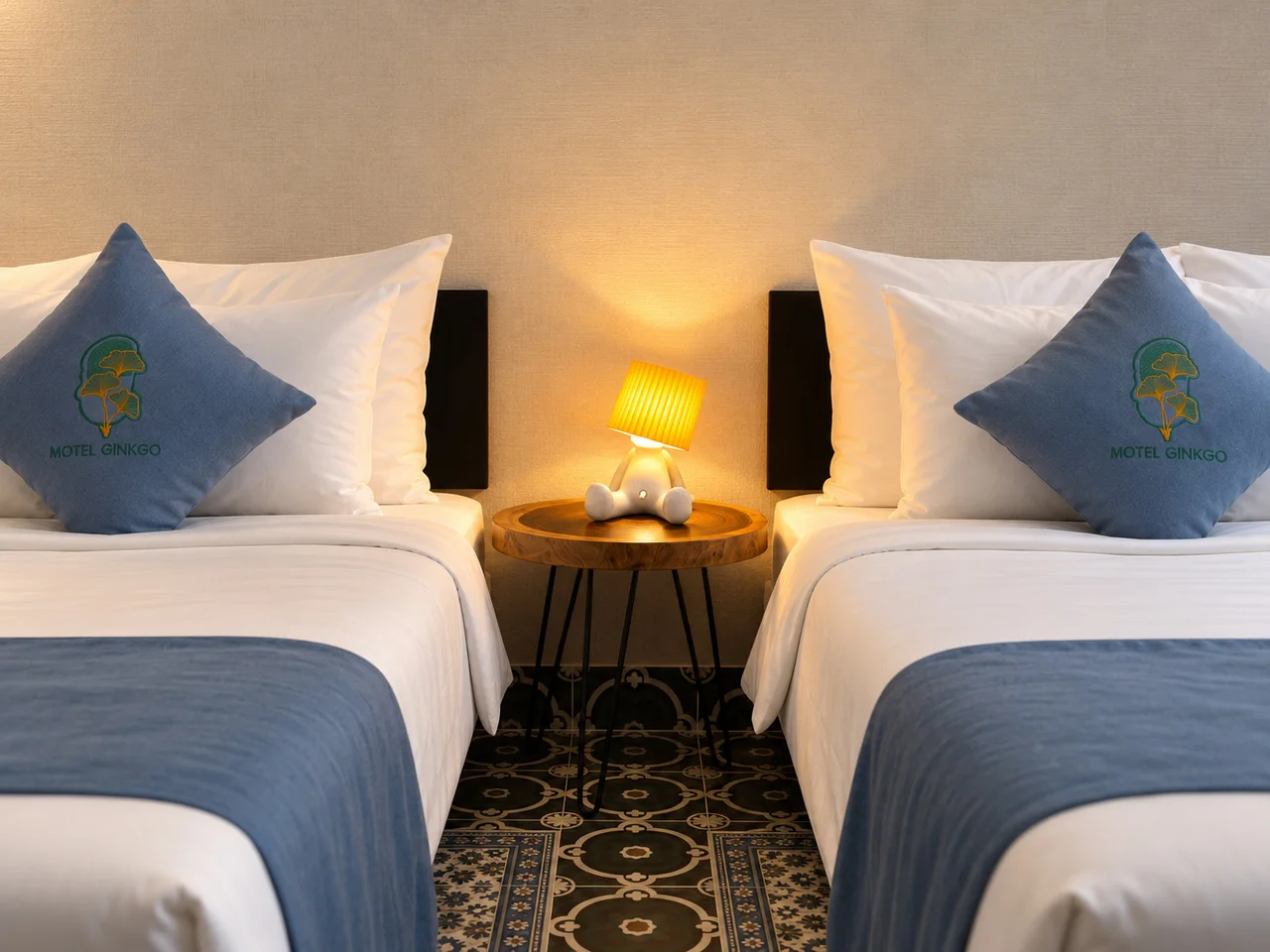 Hai giường đơn và đèn ngủ trong Double Bed Room