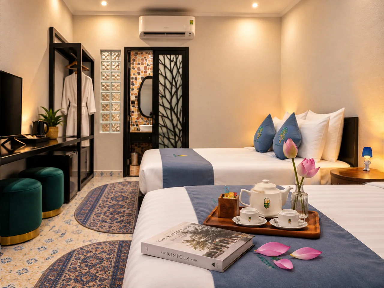 Toàn cảnh Double Bed Room với sàn gạch bông