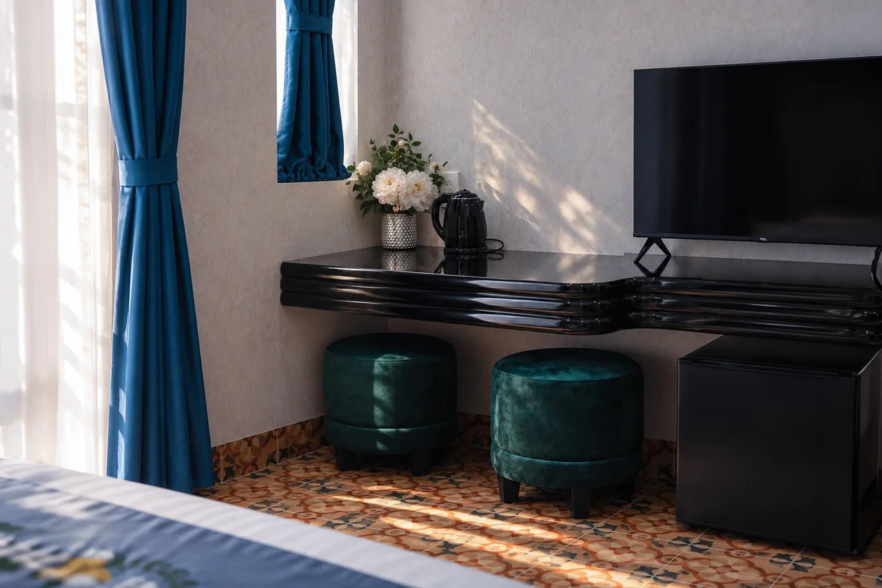 Bàn làm việc và ghế nhung xanh trong Master Room