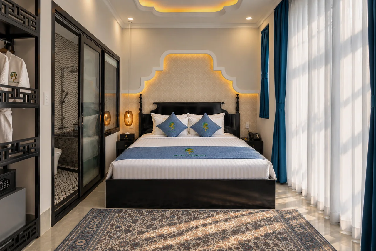 Master Room với đèn mây và đầu giường vòm