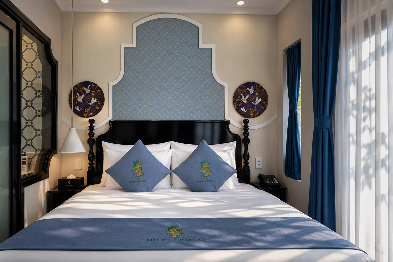 Master Room với đầu giường vòm trắng