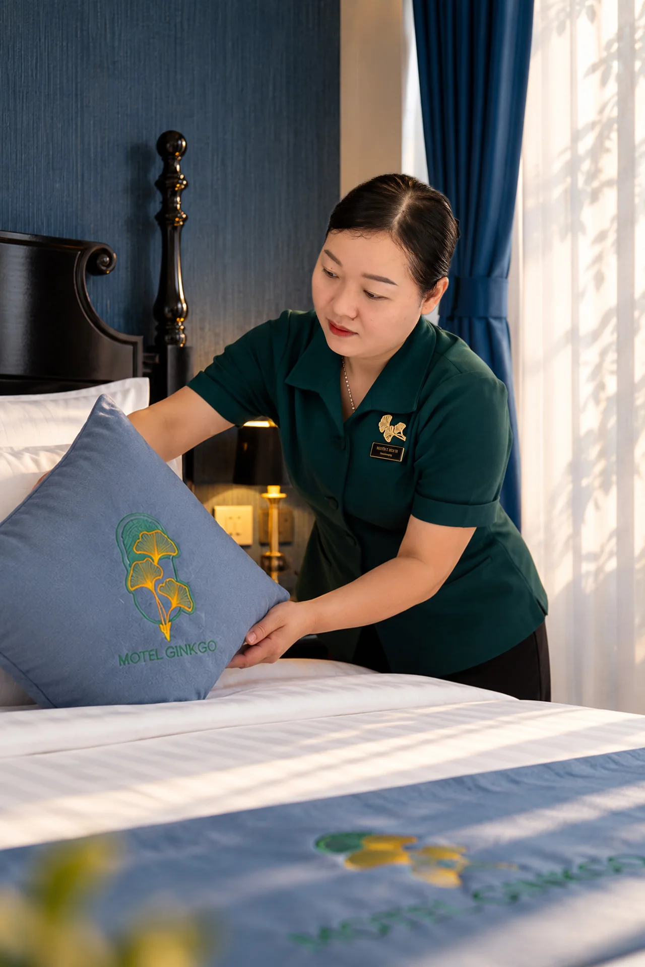 Nhân viên chuẩn bị giường phòng Single