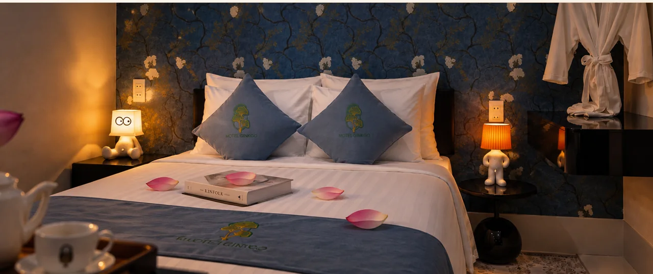 Giường phòng Single với gối xanh