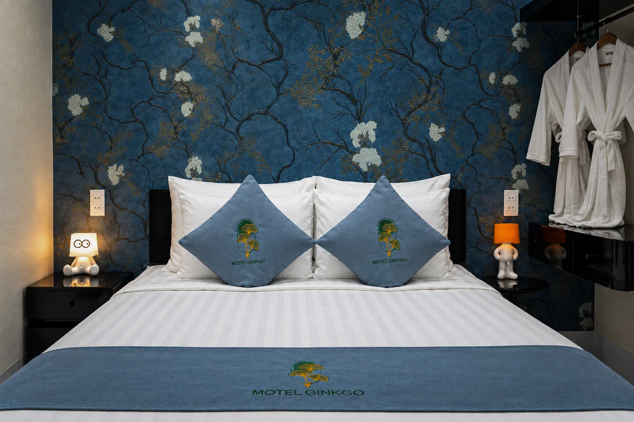 Phòng Single tường hoa văn xanh