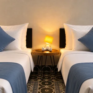 Hai giường đơn và đèn ngủ trong Double Bed Room