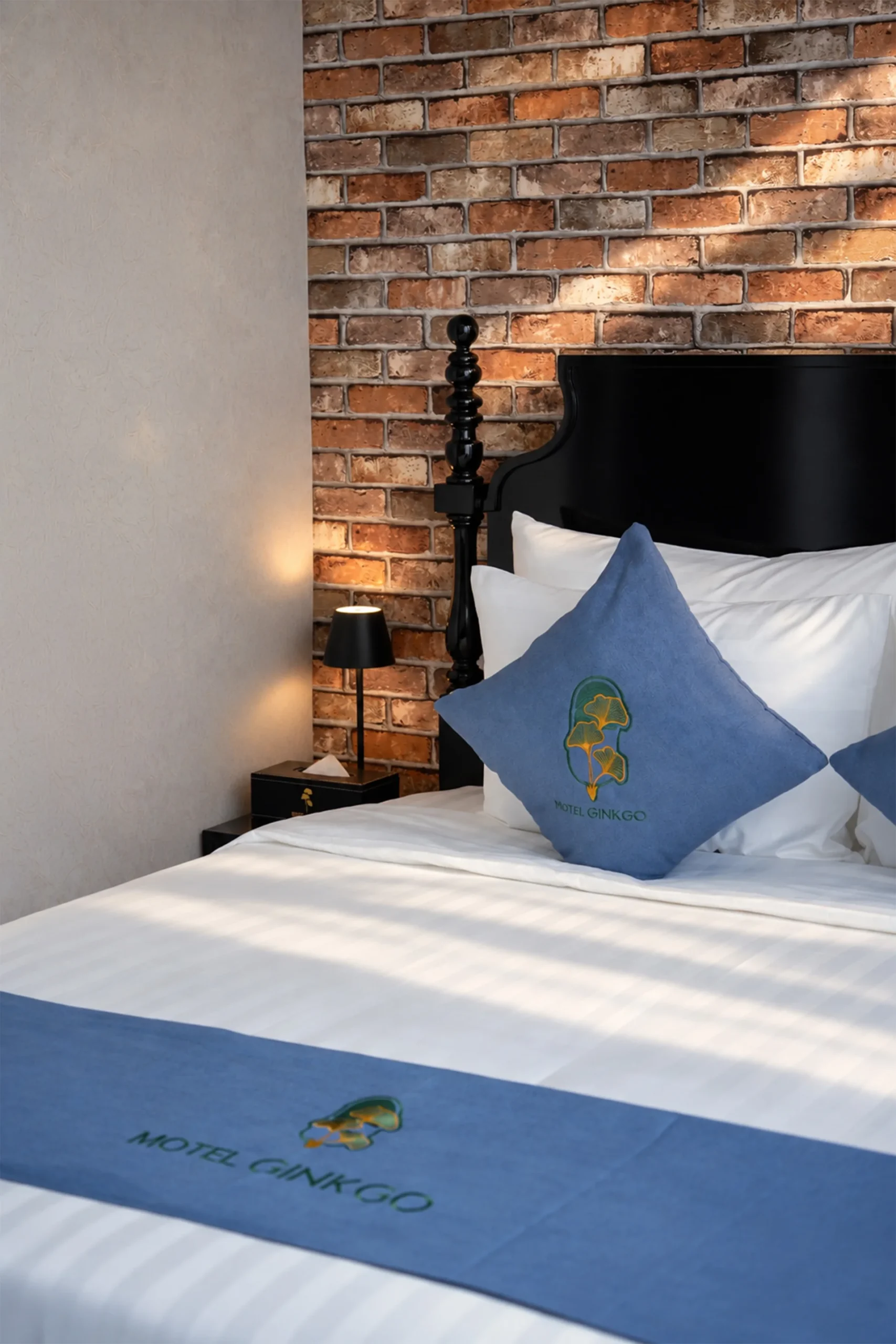 Gối xanh thêu lá bạch quả trên giường Master Room