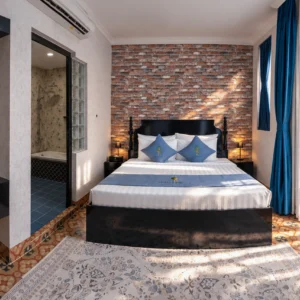 Master Room ngập nắng với tường gạch và rèm xanh
