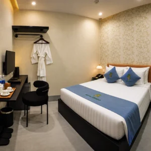 Phòng Single với giường 1m6 và gối xanh thêu lá bạch quả